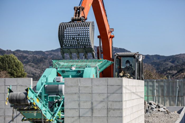 破砕機で元墓石を再生砕石へと加工します
