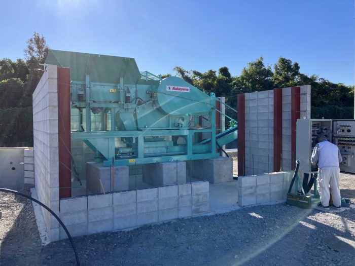 愛知県石材リサイクルセンター岡崎市破砕機稼働墓石処理作業風景産業廃棄物適正処理