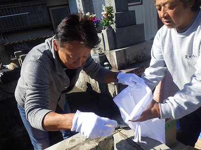 墓石を移動して、ていねいにご遺骨を上げさせていただきます