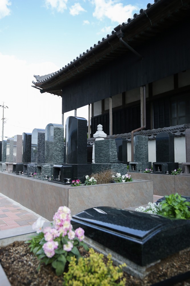 緑と花が彩る墓園