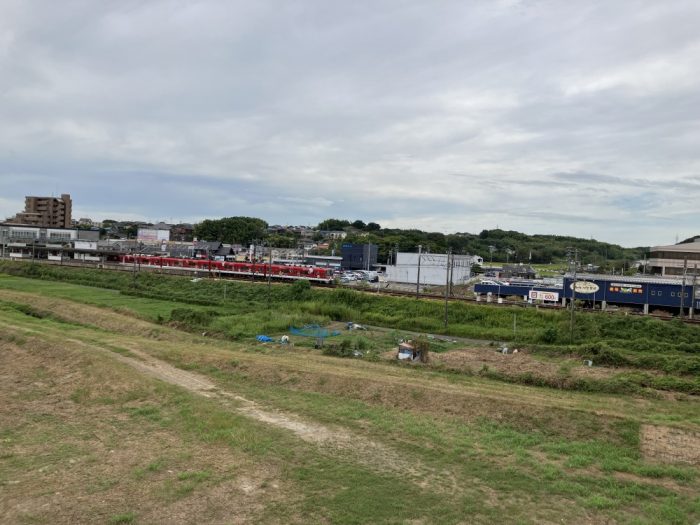 阿久比川沿いに広がる田園風景と住宅地。自然と人が共生する阿久比町ならではの美しい景観が、多くの家族に愛され続けています。