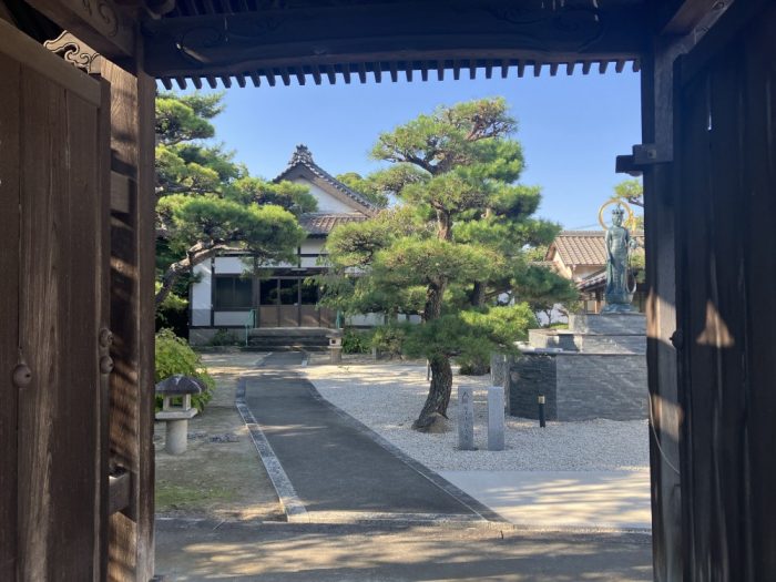 阿弥陀院本堂内部の荘厳な雰囲気