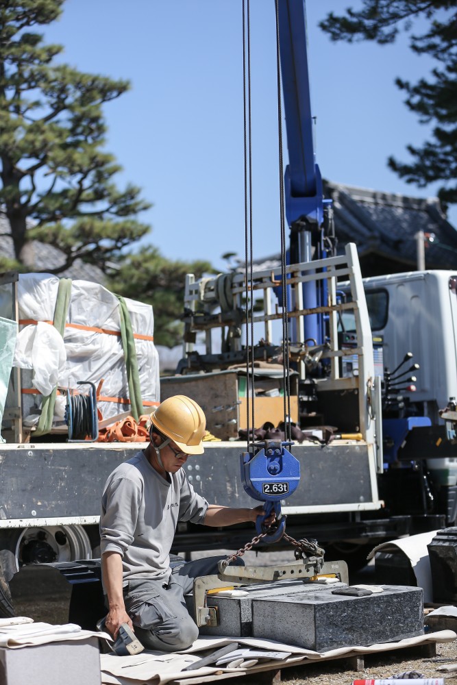 解体した墓石はすべて弊社リサイクルセンターへ運びます