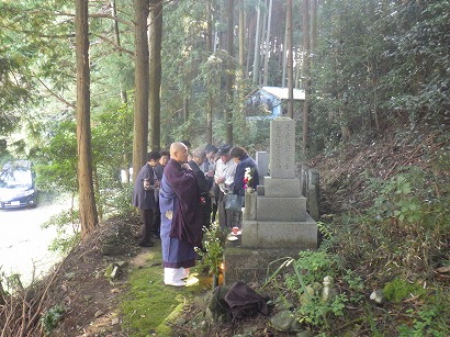 施行前にはお坊様にお経を唱えていただきます