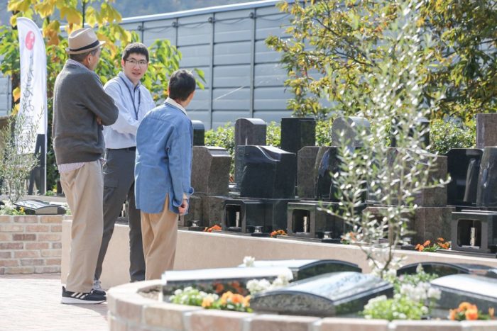 現地相談風景・永代供養説明・お墓ディレクター・はなえみ墓園・知多市・個別相談