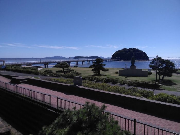 蒲郡市の風景、三河湾と竹島が見える温暖な地域