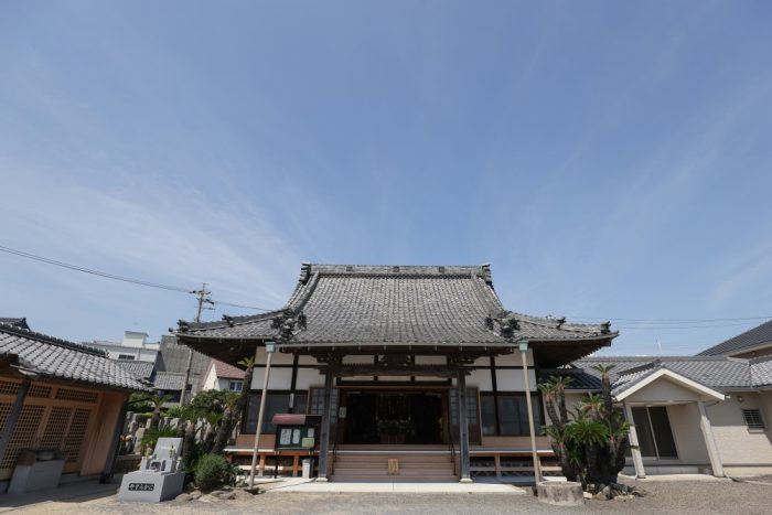 蒲郡市西浦町にある覚性院の本堂、歴史ある寺院建築