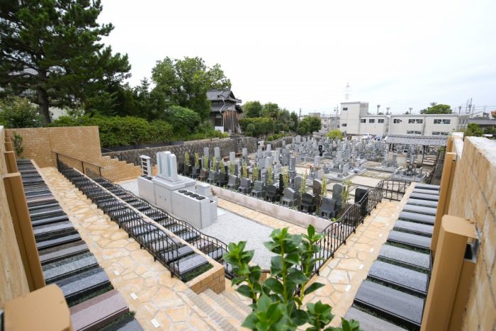 刈谷はなえみ墓園の樹木葬エリア全景、緑豊かで穏やかな雰囲気の墓地