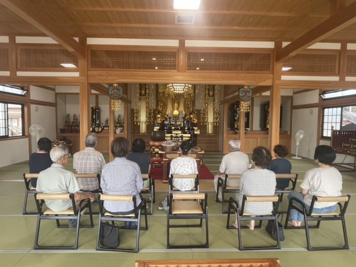 新しくなった本堂に集う方々