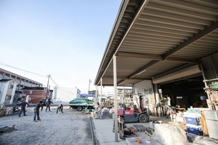 矢田石材店岡崎本店での撮影写真。朝のラジオ体操風景