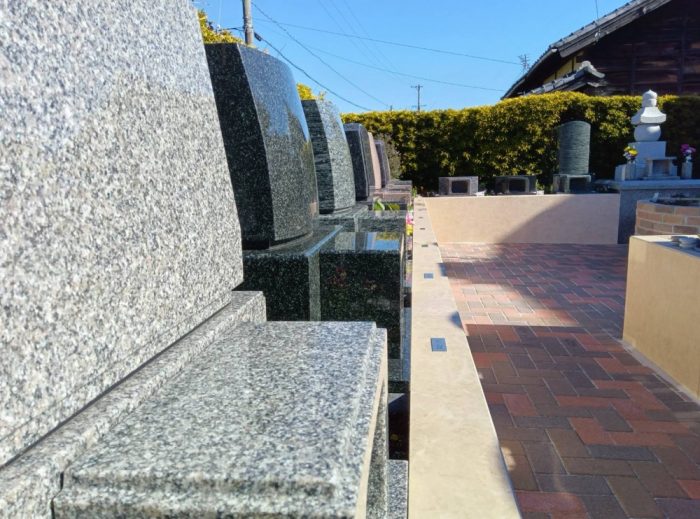 石材店による、ていねいな施行、手入れされた墓石。