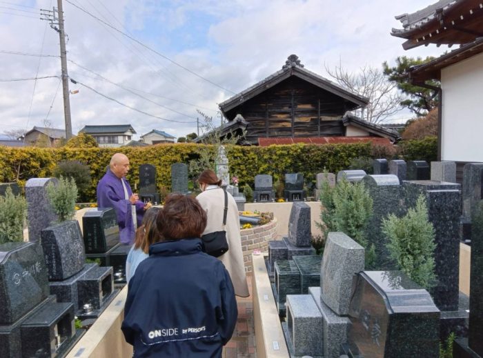 最勝院住職によるお参り。