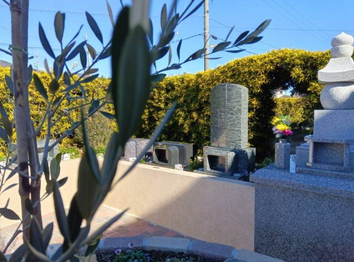 石材店として、日々の管理を怠ることのない新城はなえみ墓園。