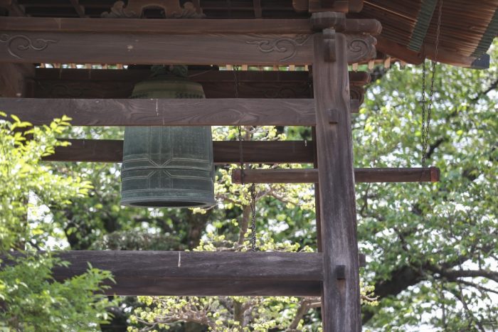 妙法寺の鐘楼堂(または七面堂)。歴史を感じさせる風格ある建物