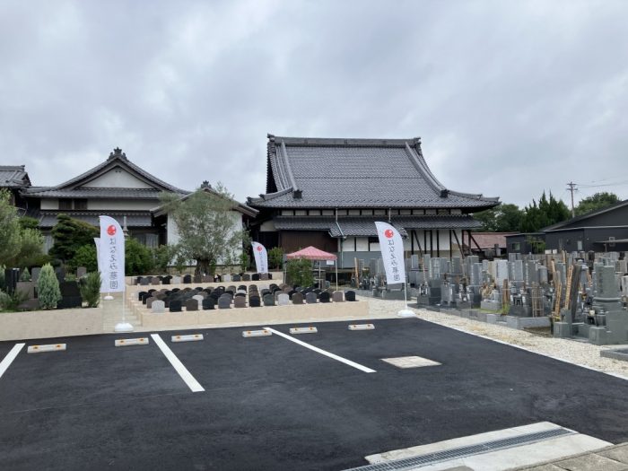 一宮丹陽はなえみ墓園の入口と駐車場。アクセスしやすい環境が整っている