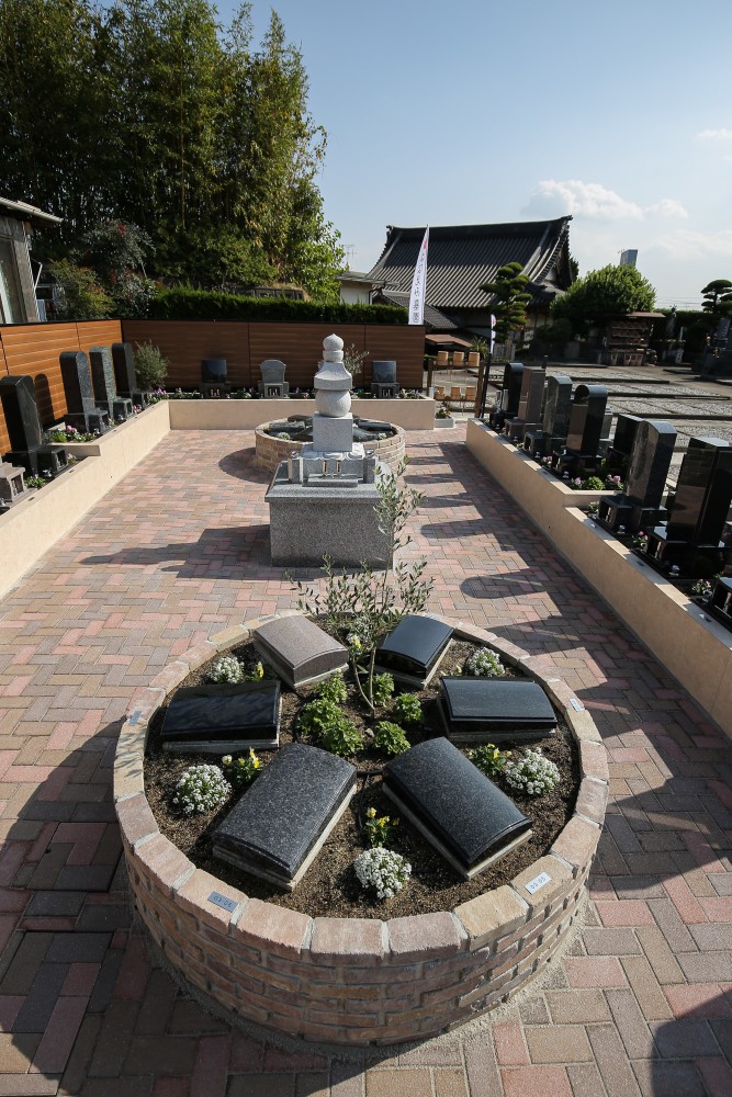 知多市八幡新町の本覚寺にある知多はなえみ墓園の全景写真。緑豊かで明るい雰囲気の寺院墓地