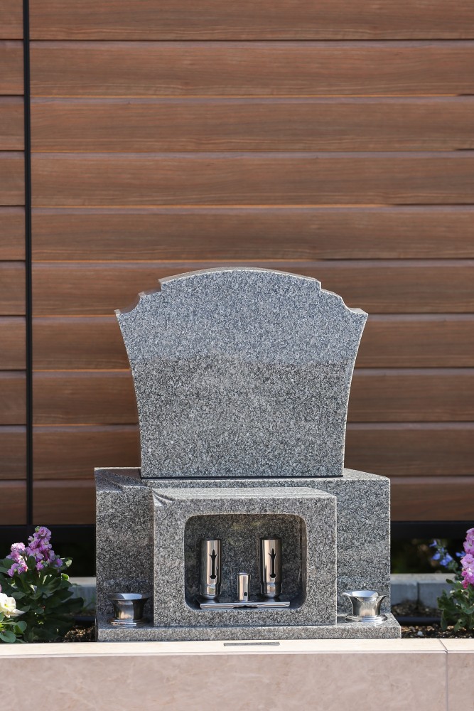 知多はなえみ墓園の墓石クローズアップ。洋風なデザインの御影石墓石と花立・線香立て