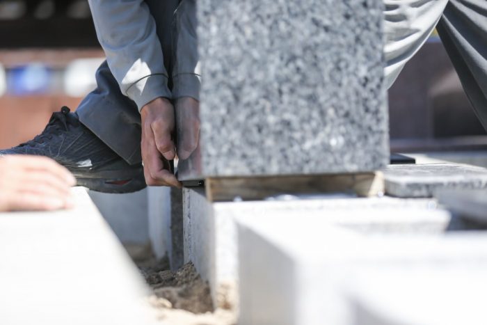 石材の強度や安定性を確認しながらお墓を設置する矢田石材店の施工風景