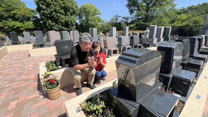 はなえみ墓園でのお墓参りの様子 清潔に管理された墓園