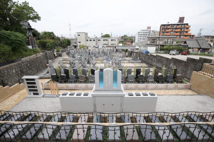 刈谷市海会寺内の刈谷はなえみ墓園、花と緑に囲まれた明るい永代供養墓園の全景写真