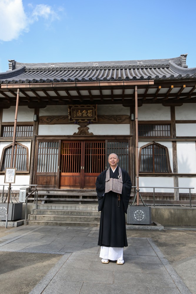  知多市本覚寺外観とご住職｜知多はなえみ墓園を運営する寺院