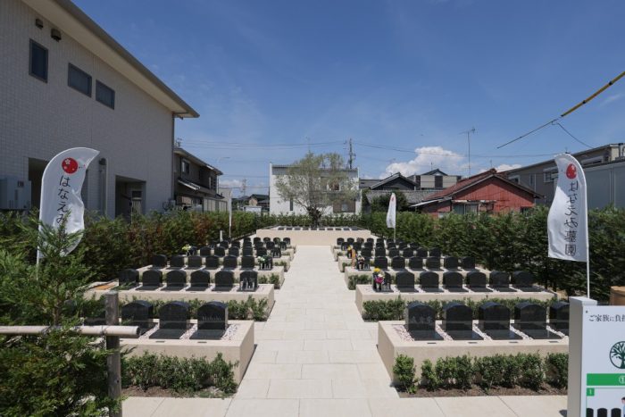 蒲郡市の樹木葬墓地、はなえみ樹木葬の全景。手入れされた樹木と芝生が広がる永代供養の墓地