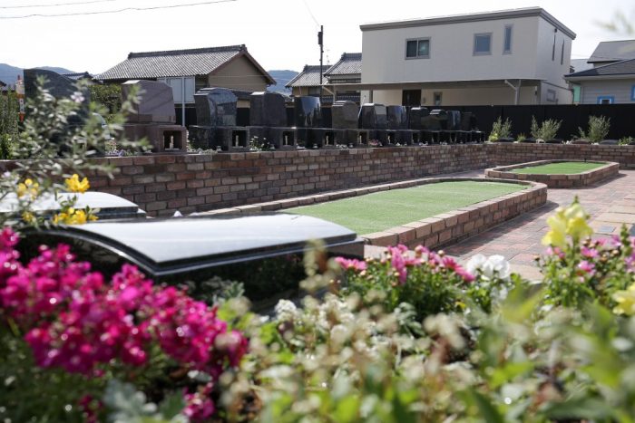 「豊橋市の永代供養墓園イメージ - 花と緑に囲まれた明るいガーデン墓地」