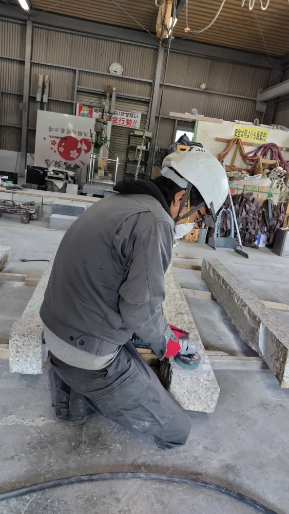 矢田石材店工場での石材加工風景｜職人による丁寧な作業