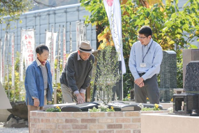 はなえみ墓園で石材店スタッフが家族に親身に説明している様子。