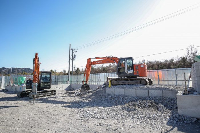 愛知県石材リサイクルセンター（岡崎市）の外観。矢田石材店が2023年に開業した墓石専門の産業廃棄物処理施設