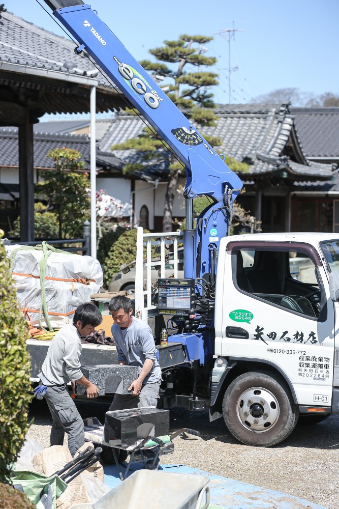 矢田石材店のスタッフが墓石撤去工事を行っている様子。専門の職人が丁寧に作業を進めている