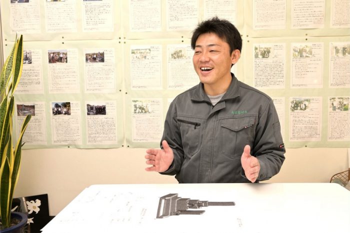 矢田石材店のスタッフがお客様にお墓じまいについて丁寧に説明している様子
