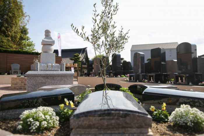 知多市八幡新町の本覚寺にある知多はなえみ墓園の園内、緑に囲まれた墓石が並ぶ様子