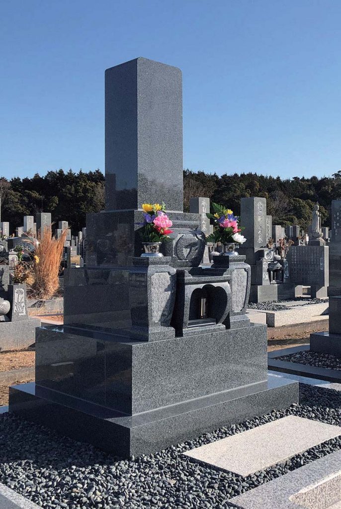 装飾を抑えたシンプルな和型墓石