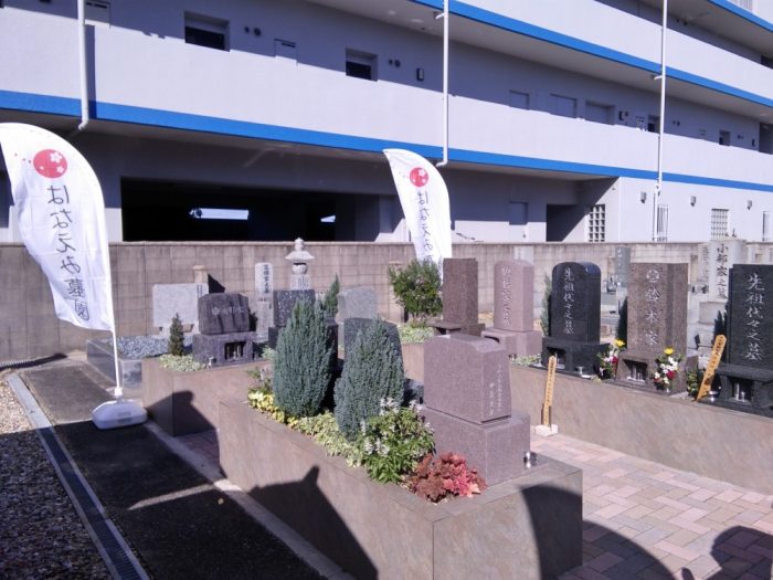 愛知県常滑市の海音寺内にある常滑はなえみ墓園の全景。花と緑に囲まれた整然とした墓地の様子。
