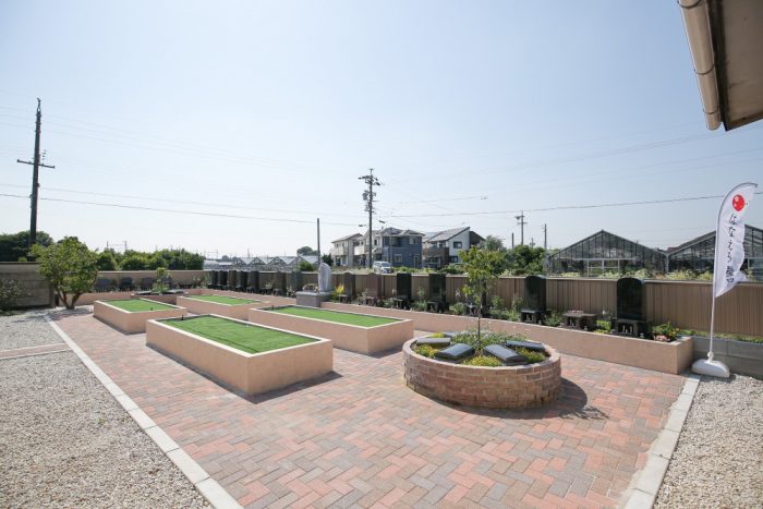 豊川はなえみ墓園の全体を映した写真。豊川市の樹木葬・お墓を象徴する、花と緑に囲まれた明るい庭園墓地のイメージ