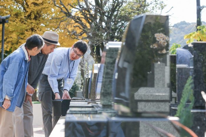 矢田石材店のスタッフが豊川市のお墓について相談対応している様子