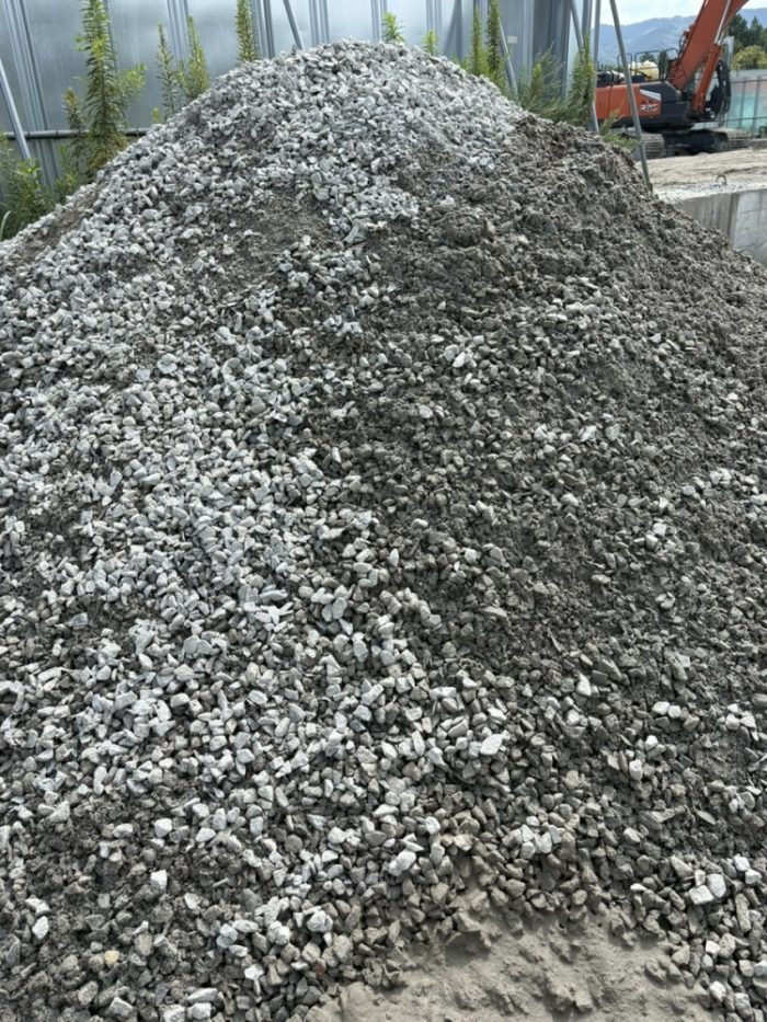 リサイクルされた砕石の山