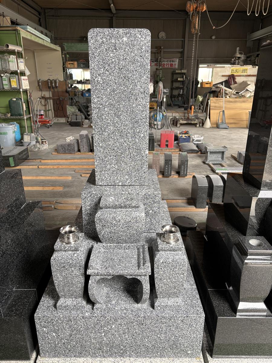 深山ふぶきの8寸角和型墓石 現品（矢田石材店 岡崎本店）