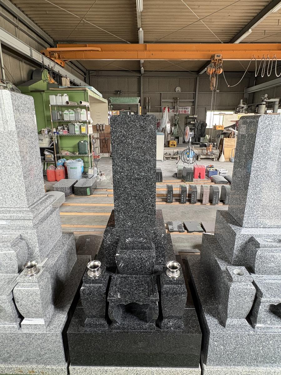 浮金石の8寸角和型墓石 現品（矢田石材店 岡崎本店）